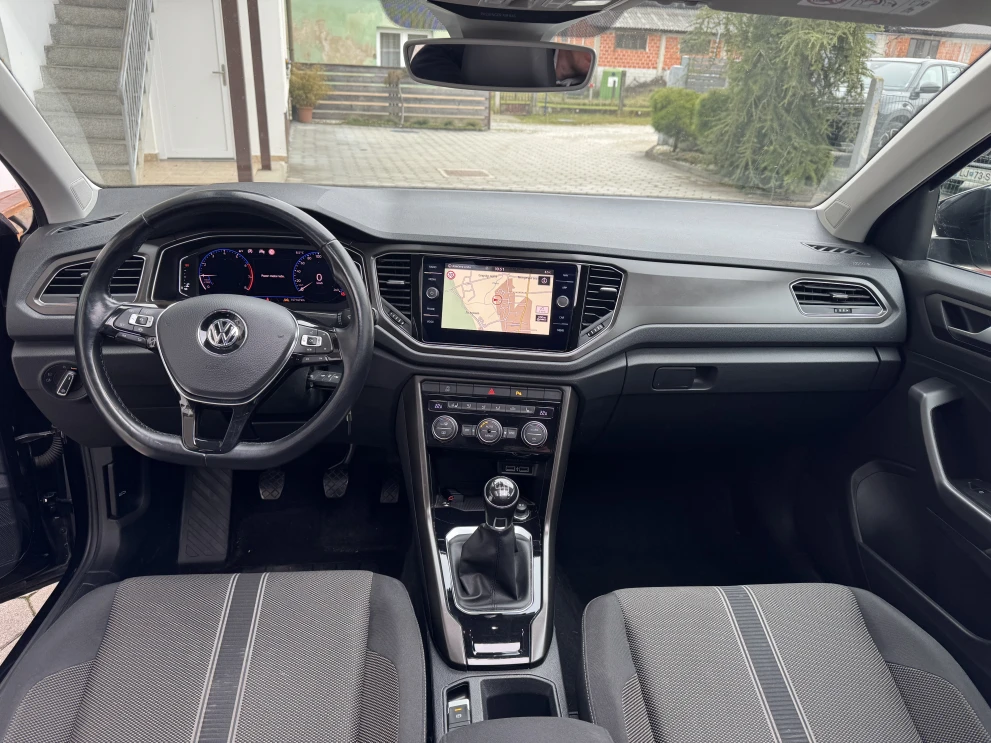 Volkswagen T-Roc 1.0 TSI T-Roc115-NAVI-FULL LED-ALU-PANORAMA-KLJUKA