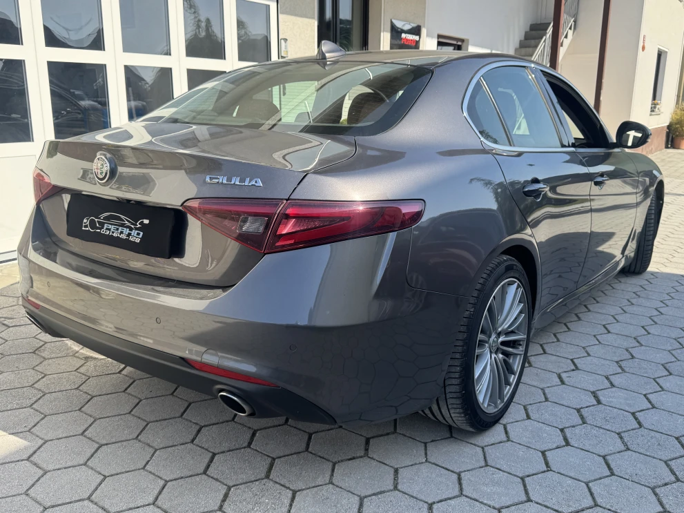 Alfa Romeo Giulia 2.2 180-NAVI-ALU 18-LED LUČI-USNJE